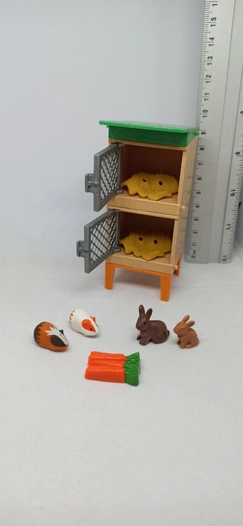 Deux clapiers avec lapins et cochons d'inde playmobil