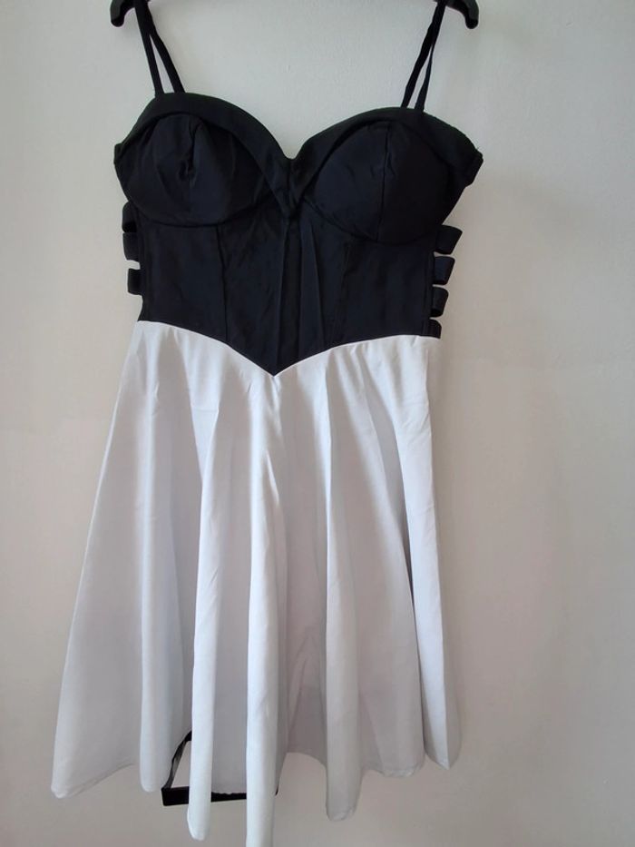 Robe fluide bicolore ouverture dos