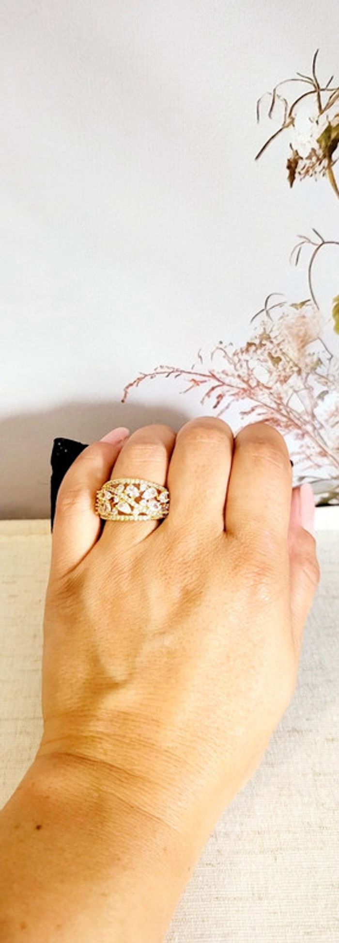 Bague dorée avec strass brillants