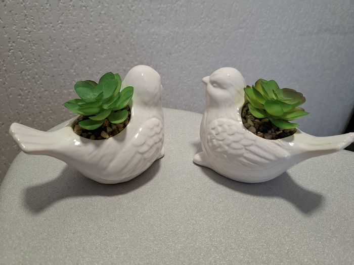 Lot de 2 jolis oiseaux céramique blanche + fausse plante excellent état - photo numéro 3