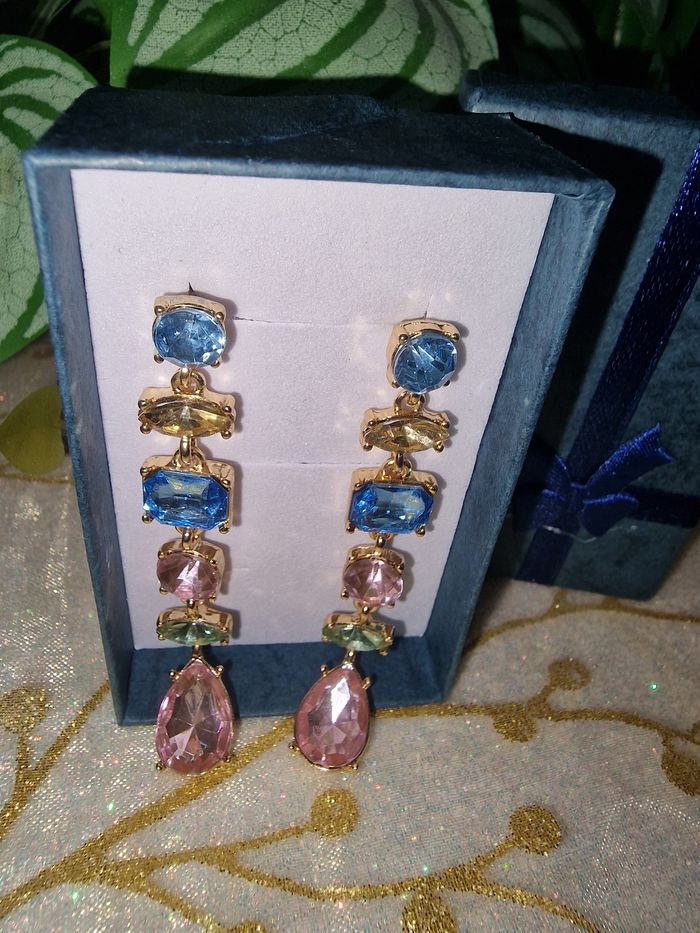 Boucles d'oreilles incrustées cristaux - photo numéro 3