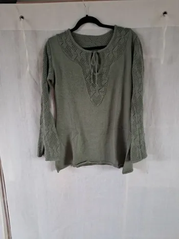 Joli pull d'été original avec ses manches larges et ouvertes en bas