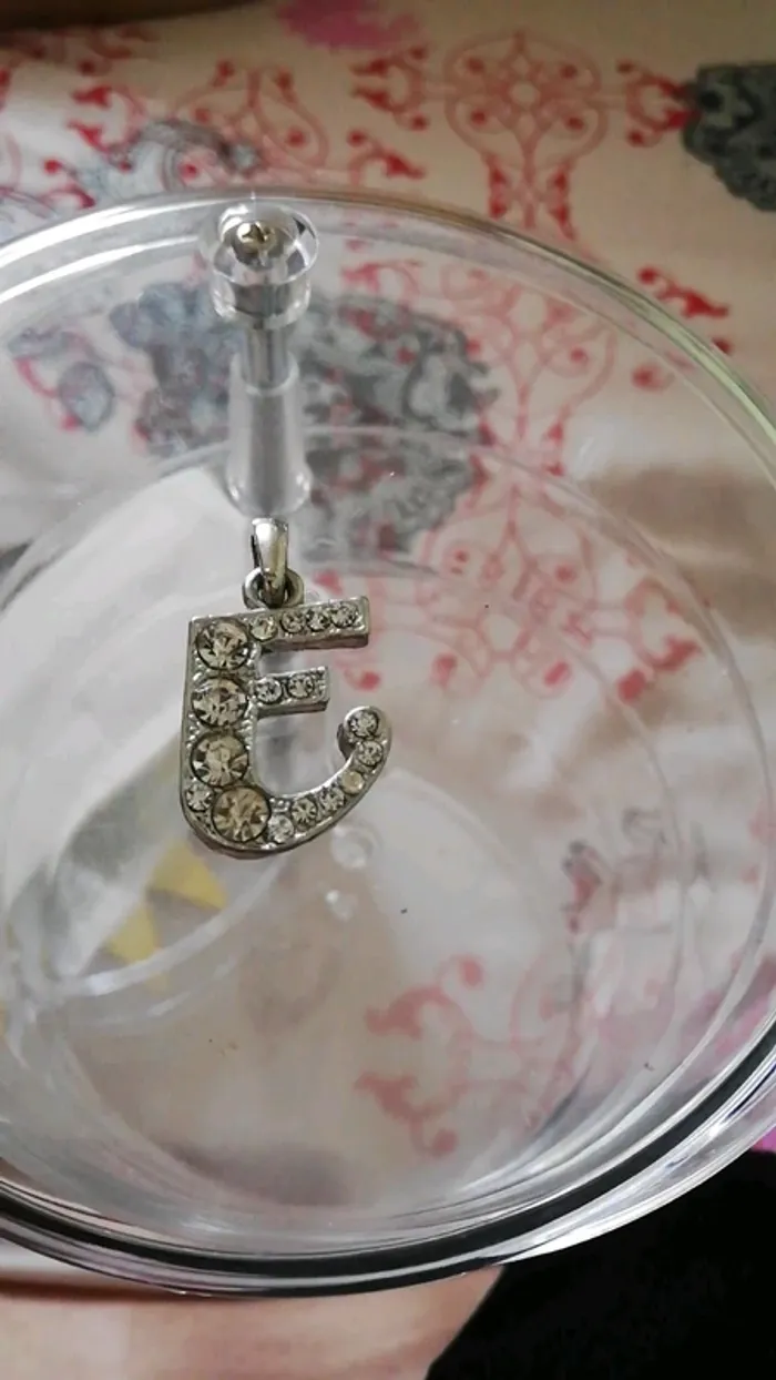 Pendentif E