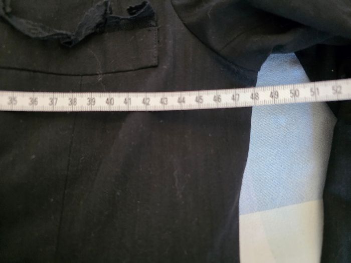 Veste noire a rayures noir façon satin,fausse pochette avec dentelle, bas de manche en dentelle, en excellent état, en viscose&polyester, largeur d'épaule 38cm, largeur sous bras 48cm, longueur 59cm, marque Adèle Joris =8€ - photo numéro 7