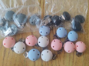 Clips pour attache tétine