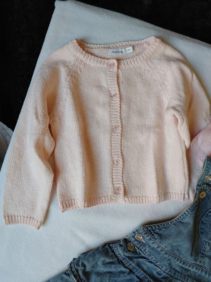 Lot de vêtements fille (robe, gilet, t-shirt, collant) - photo numéro 2
