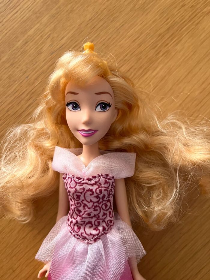 Poupée type barbie Princesse Aurore Disney - photo numéro 2