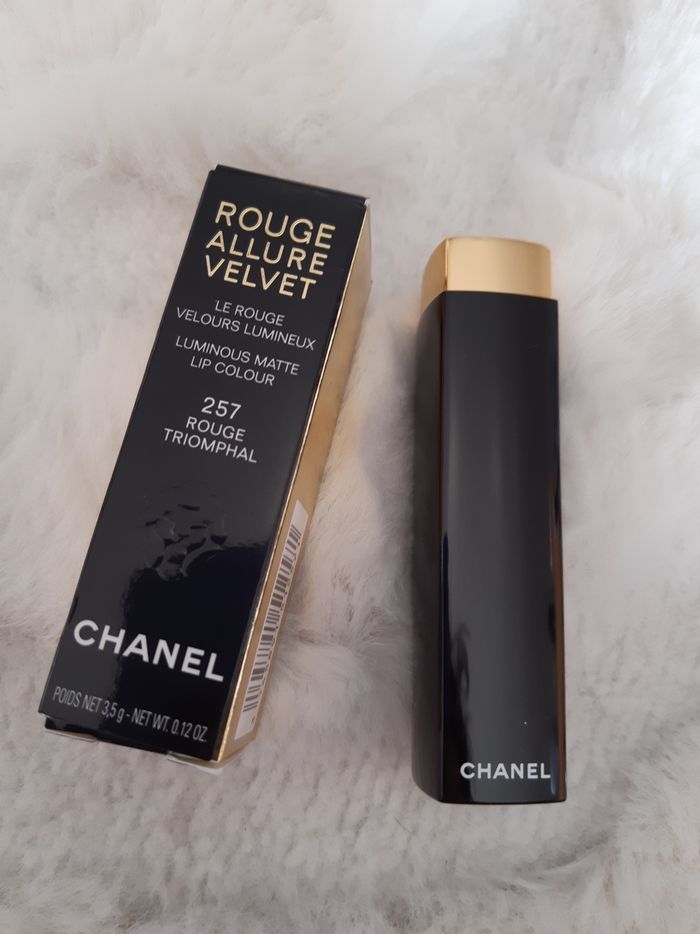 CHANEL

ROUGE ALLURE VELVET

LE ROUGE VELOURS LUMINEUX - photo numéro 5