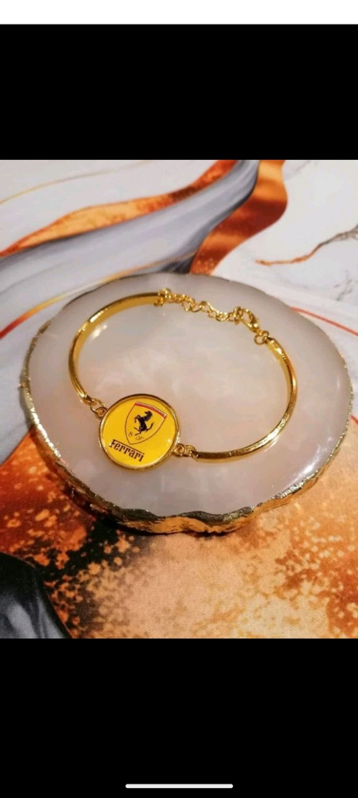 Bracelet doré Ferrari - photo numéro 2