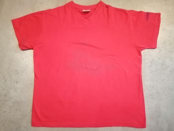 T shirt rouge col V Taille M Sol's Victory