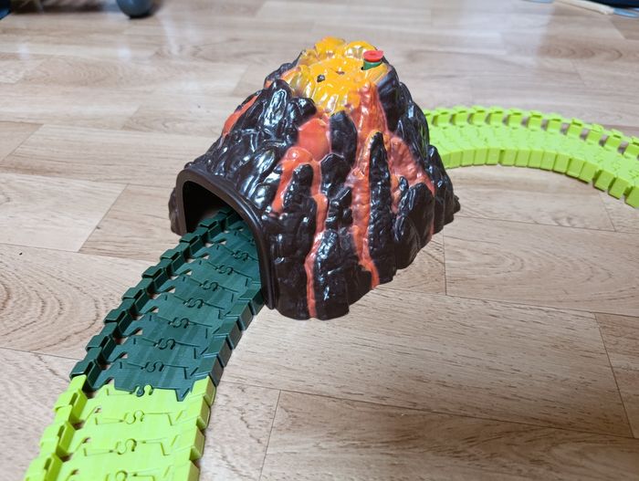 Circuit voiture flexible avec volcan lumineux et fumée - photo numéro 5