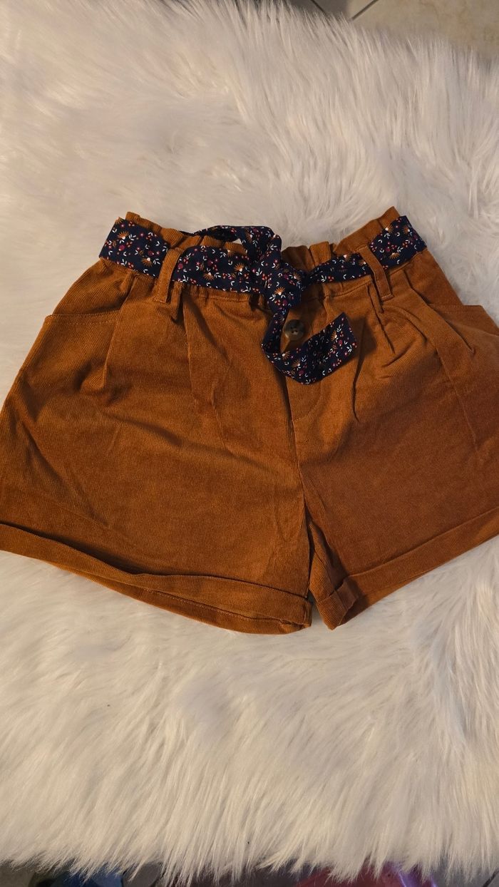 Neuf (non porté)🏷🥰🤩 short velours 10 ans fille 😍🤩