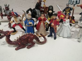 Mini figurines plastoy  princesses chevaliers...