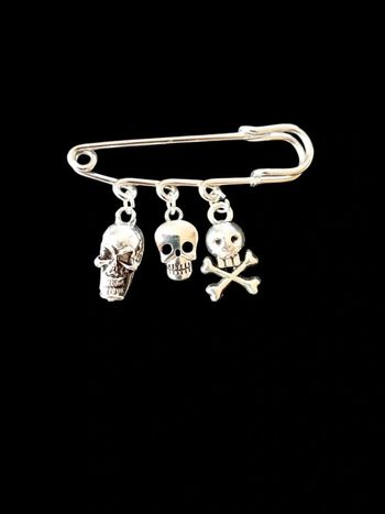 Broche épingle à nourrice breloques têtes de mort 💀
