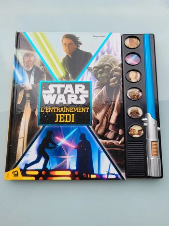 Fantastique livre Star Wars L'entrainement Jedi, sabre laser lumineux et voix du film