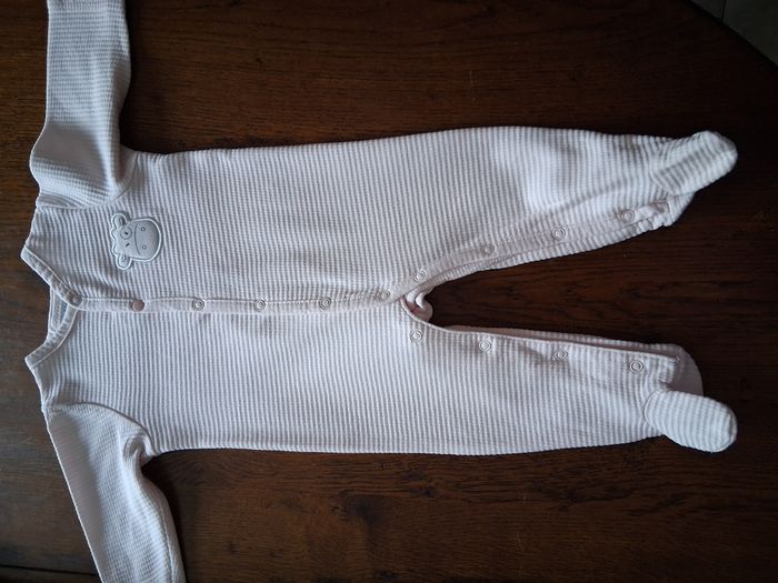 Pyjama en coton biologique rose avec ouverture par devant de marque Noukie’s
