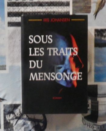Sous les traits du mensonge de Iris Johansen Ed. France Loisirs