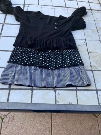 Robe blanche et noir à pois