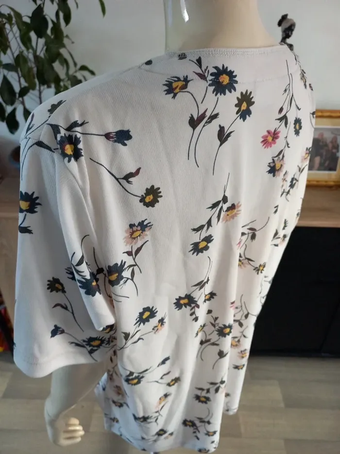 Tee-shirt fleuri T 46 - photo numéro 8