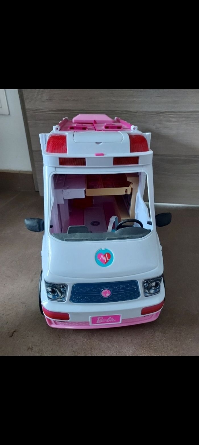 Voiture ambulance Barbie - photo numéro 2