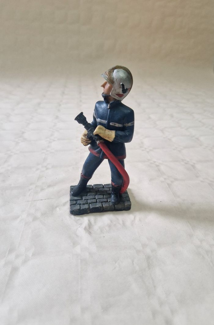 Figurine / statuette , pompier avec sa lance