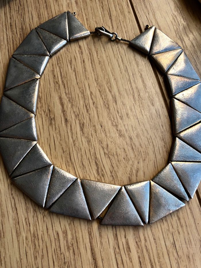 Collier vintage raz de cou argenté triangles inversés / collier vintage années 1960s - photo numéro 2