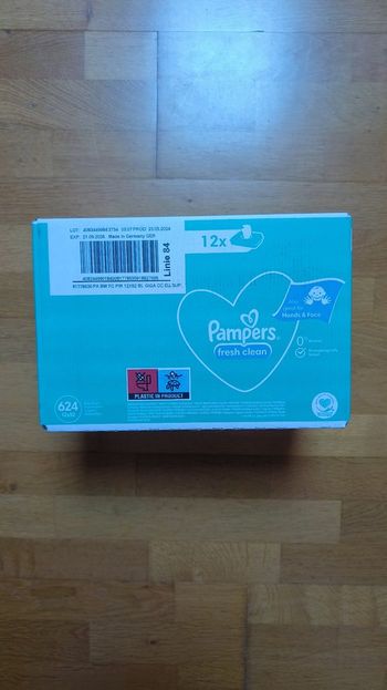 1 carton de 12 paquets de lingettes Pampers fresh clean