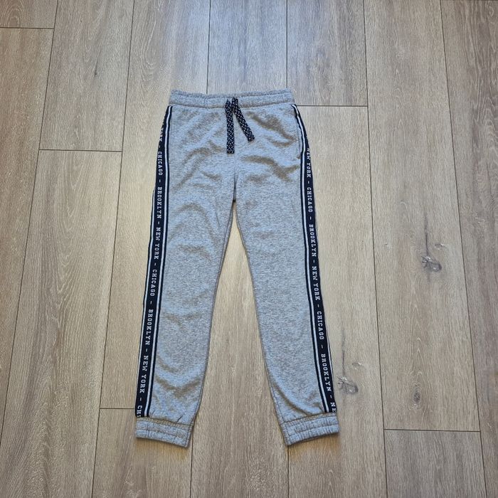 Joggins gris , mi saison/été. Garçon 10 ans. Marque In Extenso
