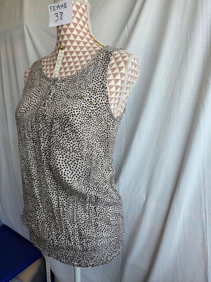 Débardeur,marron clair a pois marron foncé, fluide, en polyester, en très très bon état, taille élastique pour effets bouffant, largeur d'épaule 30cm, largeur sous bras 44cm, longueur 60cm, marque Cache Cache =5€ - photo numéro 2