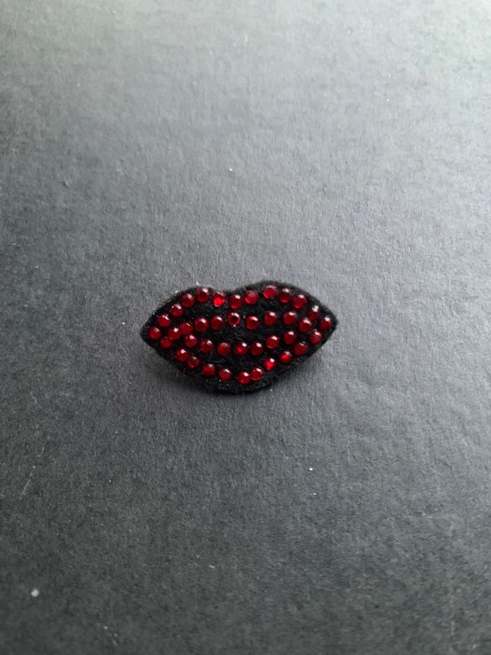 Petite broche forme lèvres avec strass