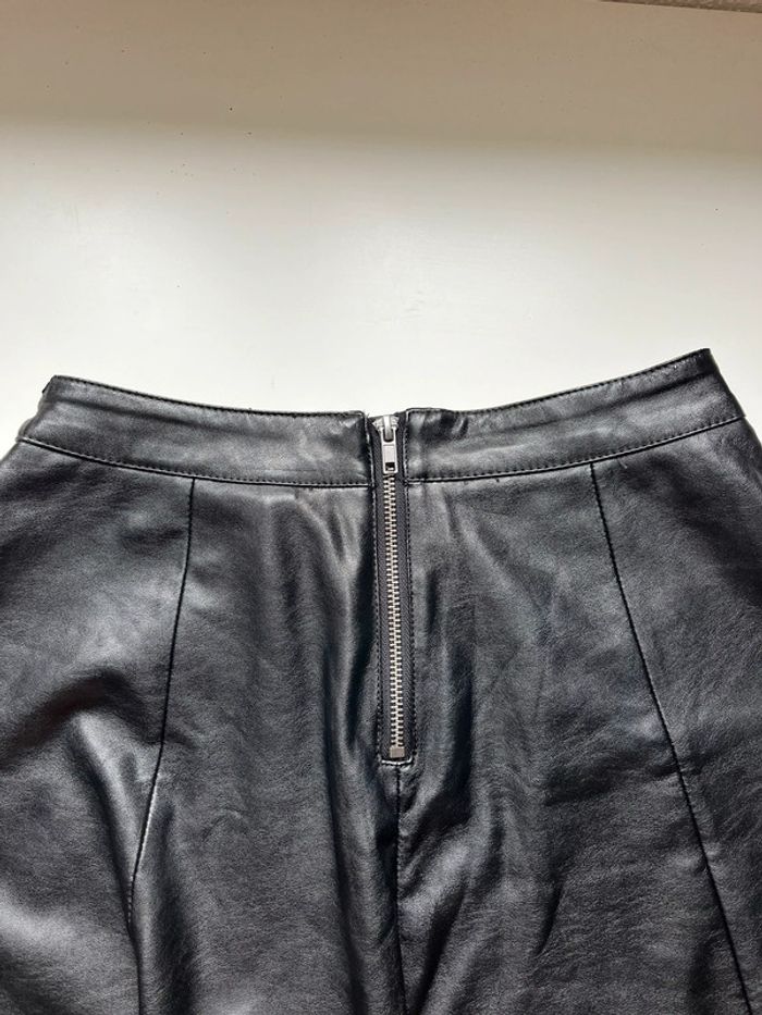 Jupe en similicuir noir taille 36 - photo numéro 2