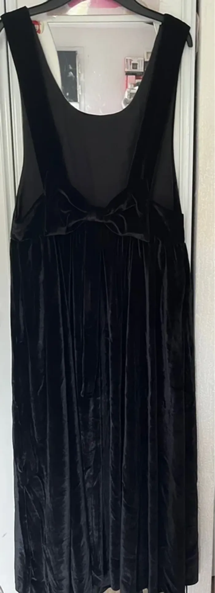 Robe mi-longue en velours noir avec nœud dans le dos - photo numéro 2