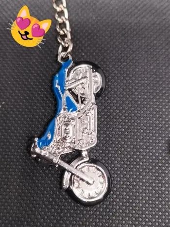 Porte clé moto bleu