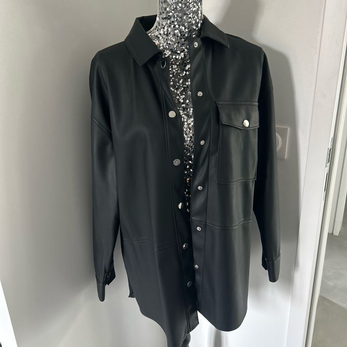 Sur chemise en simili cuir noir