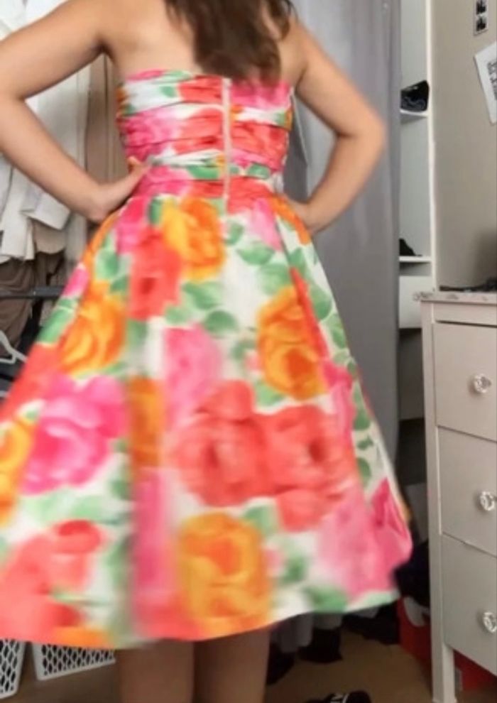 Robe vintage à volant et à fleur - photo numéro 3