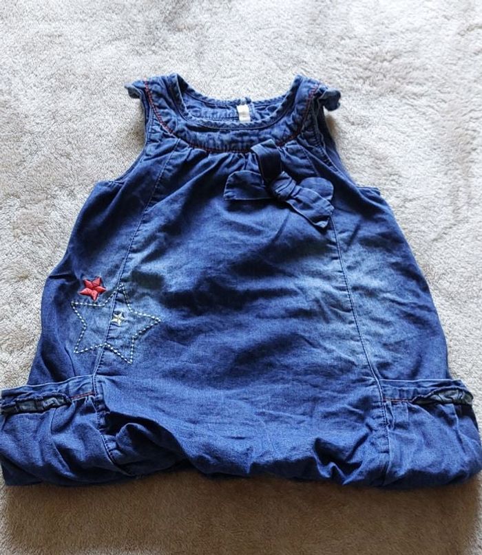 Robe jean sans manches bouffante sur le bas bébé fille 12 mois