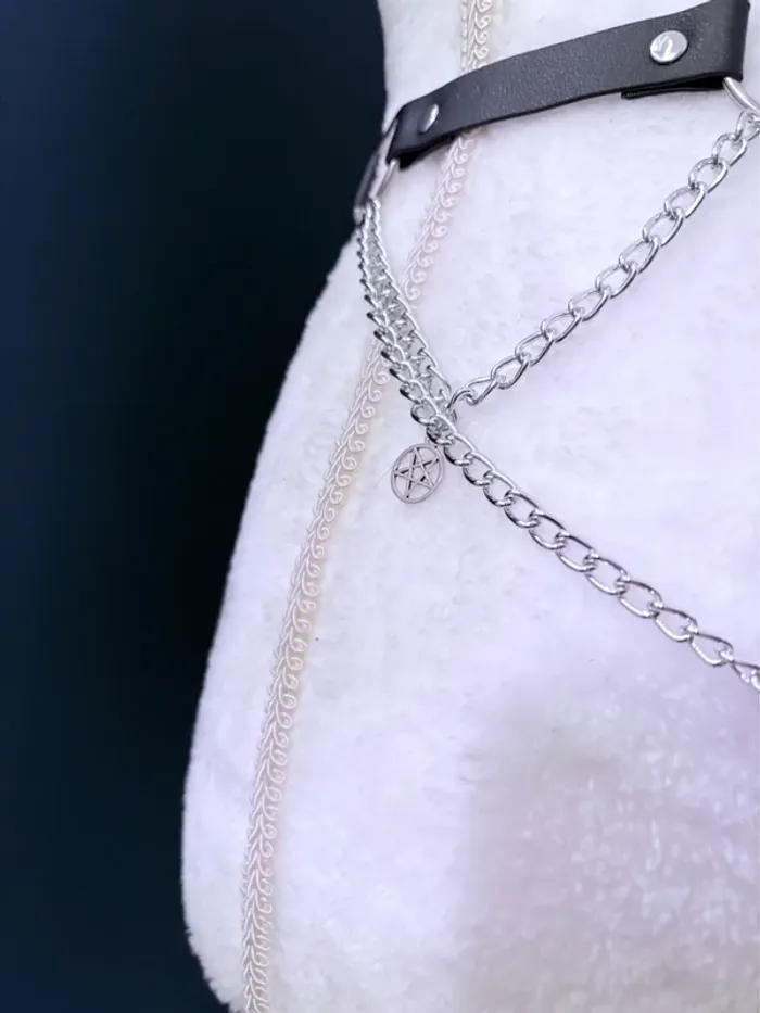 Ceinture Witch avec chaîne et bijoux cœur noir - photo numéro 3