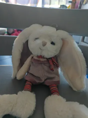 Doudou lapin blanc short mauve et écharpe