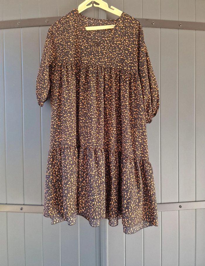Robe noir volant a imprimé marron