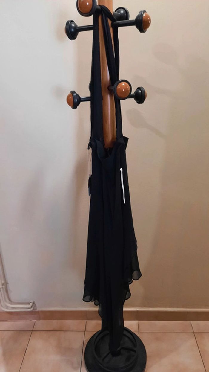 Robe noire à volants et bretelles