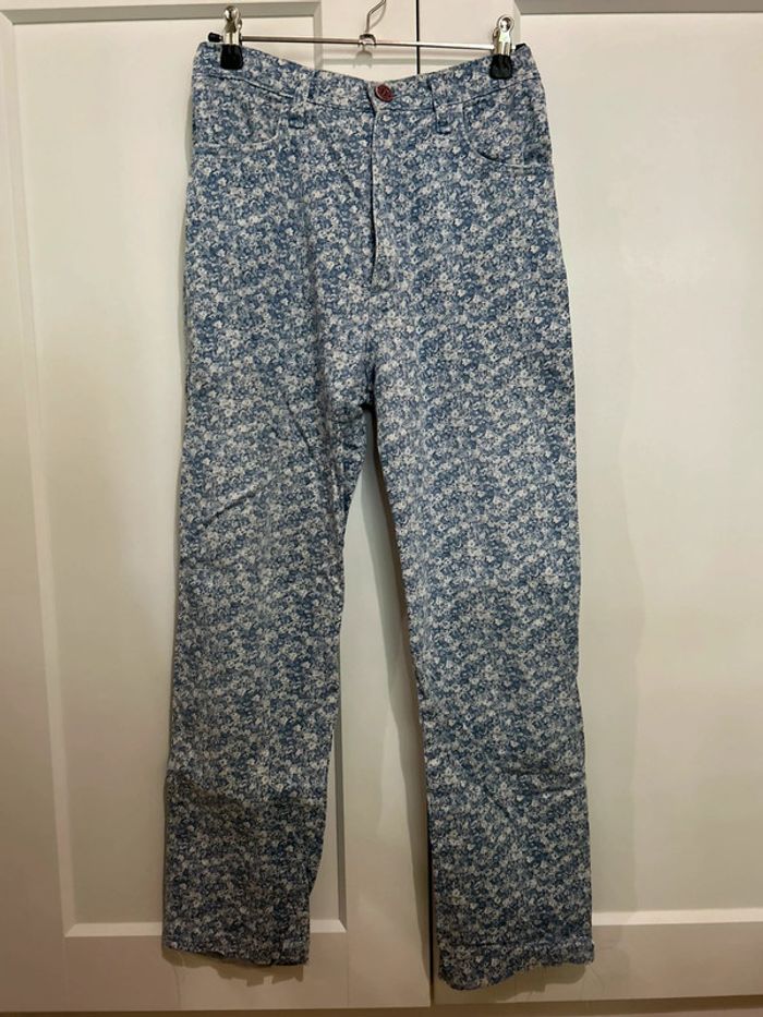 683 – pantalon fleuri blanc et bleu clair ajusté sans marque et taille 34-36 / S