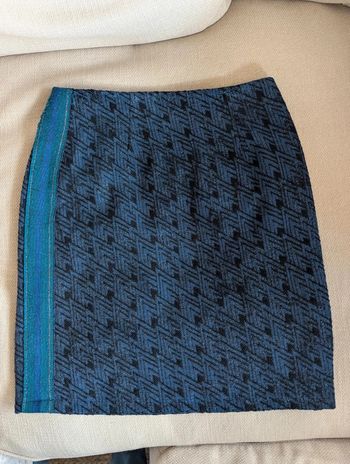 Jupe Promod bleue et liseré vert bleu sur le côté