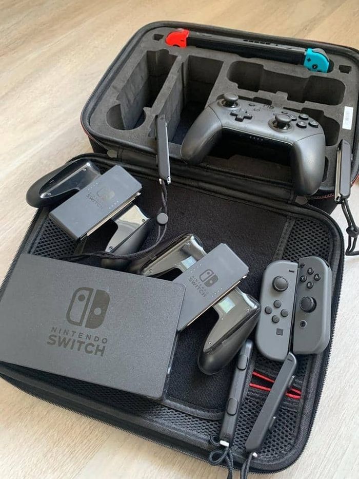 Nintendo Switch (avec emballage d'origine et de nombreux accessoires) - photo numéro 4