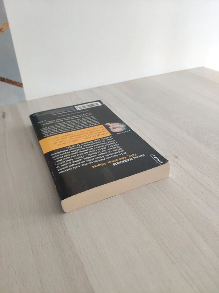 Livre poche policier Pain éducation liberté enquête Kostas Charitos Petros Markaris - photo numéro 5