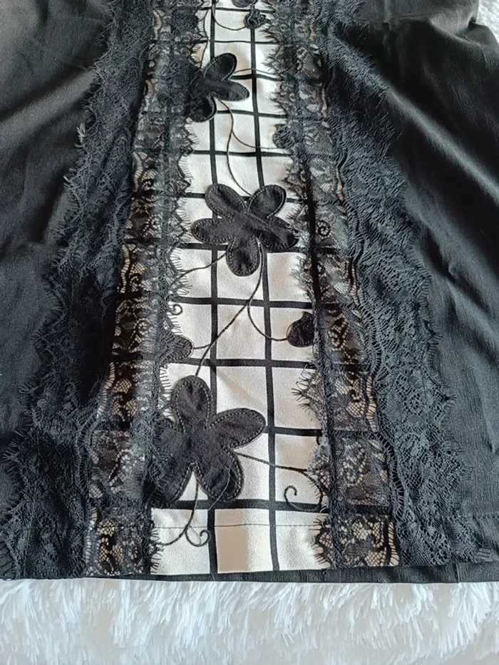 Robe cintrée sans manches fleurs et dentelles T. 4 L33 - photo numéro 5