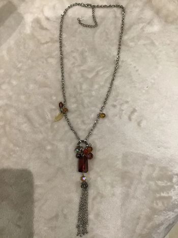 Beau collier sautoir à breloques et pierres ambrées