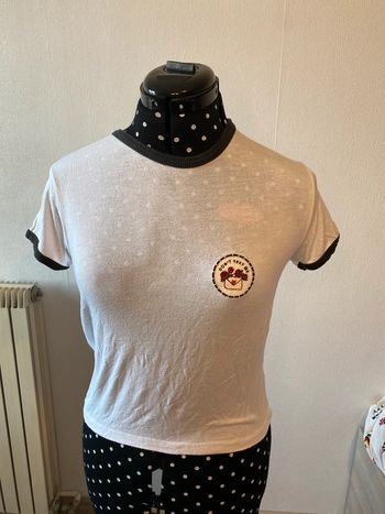 T-shirt blanc et noir avec broderie Pull and Bear taille S