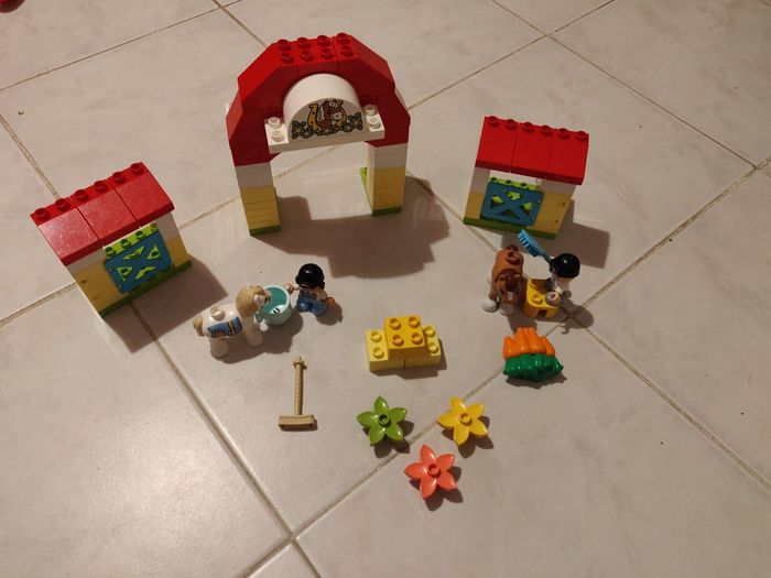 Lego Duplo 10951  écurie et chevaux en très bon état