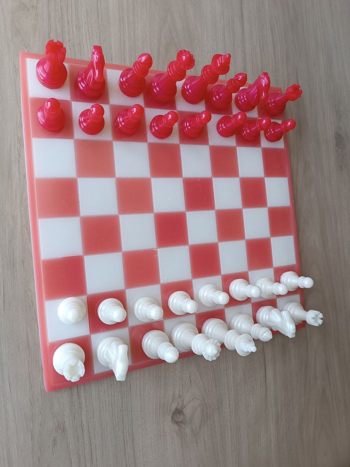 Jeu d'echec - plateau + pions rouge et blanc - photo numéro 2