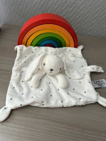 Doudou plat Lapin blanc gris étoiles attache tétine simba toys kiabi